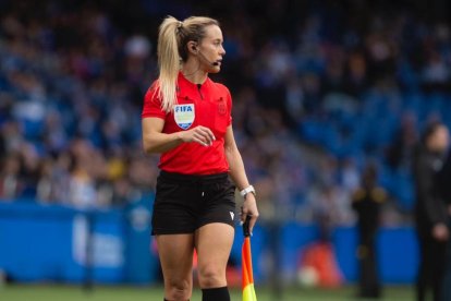 La árbitra asistente Silvia Fernández Pérez