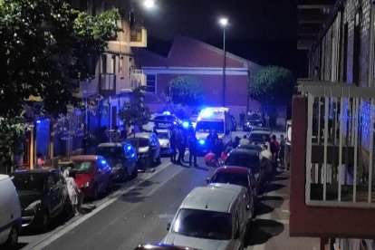 Efectivos de emergencias atienden al herido tras la brutal pelea en la calle Aaiún en la madrugada de este miércoles.