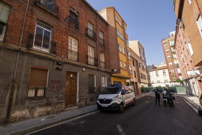 La Policía Municipal vigila la entrada del bloque okupado en el número 6 de la calle Asunción