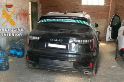 Uno de los dos vehículos intervenidos a las dos personas investigadas en una nave de Bobadilla del Campo.