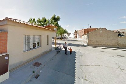Vecinos de La Pedraja de Portillo en los alrededores del centro de salud. GGL SW