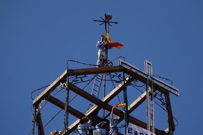 Colocación de la Bandera de España en el campanario de la Colegiata de San Antolín