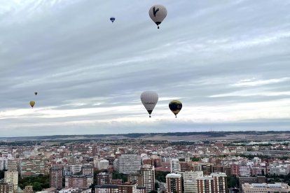Varios de los globos participantes en el trofeo de Aeroestación con la ciudad de Valladolid a sus pies.