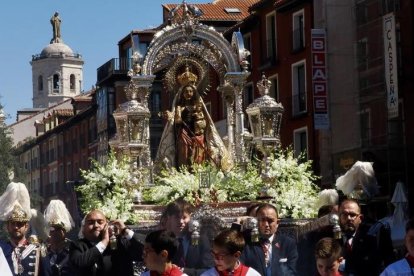 La procesión de Nuestra Señora de San Lorenzo pasando sobre la alfombra floral en la plaza Mayor