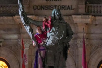 Retirada del pañuelo de fiestas al Conde Ansúrez