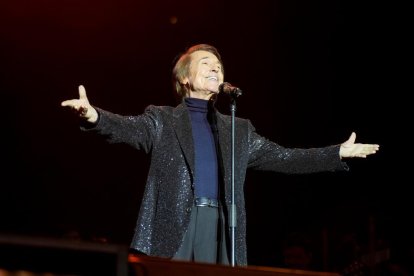 Raphael en el último de los conciertos de la Plaza Mayor de las Ferias y Fiestas de la Virgen de San Lorenzo 2024