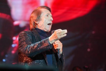 Raphael en el último de los conciertos de la Plaza Mayor de las Ferias y Fiestas de la Virgen de San Lorenzo 2024