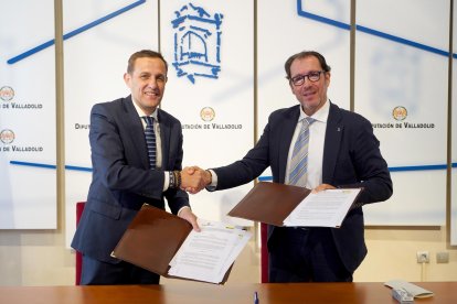 El presidente de la Diputación de Valladolid, Conrado Íscar, y el delegado territorial de la ONCE, Ismael Pérez, firman el convenio de colaboración para el desarrollo del programa 'Lucha contra la soledad no deseada en personas ciegas de la provincia'.