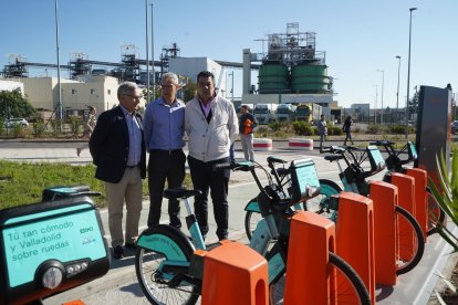 Eduardo Cabanillas, gerente de AUVASA, Bruno Arias, director de Michelin Valladolid, y Alberto Gutiérrez, concejal de Tráfico y Movilidad en la presentación de la estación BIKI en Michelin.