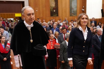 La consejera de Educación, Rocío Lucas, junto al rector de la UVa Antonio Largo en en el acto de apertura del curso 2024-2025 en la Universidad de Valladolid