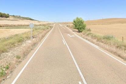 VA-140 a la altura de Esguevillas de Esgueva, donde ha tenido lugar el siniestro mortal.