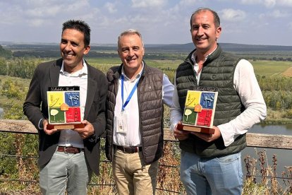 Moisés Santana, diputado provincial del Servicio de Promoción Agroalimentaria y Consumo, Luis Ángel Chico, presidente de la Asociación de Empresarios de Turismo Rural de Valladolid, y José Ignacio Vázquez, alcalde de Castronuño.