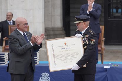 El alcalde de Valladolid, Jesús Julio Carnero, durante el acto de entrega de la Medalla de Oro de la Ciudad de Valladolid a la Policía Nacional