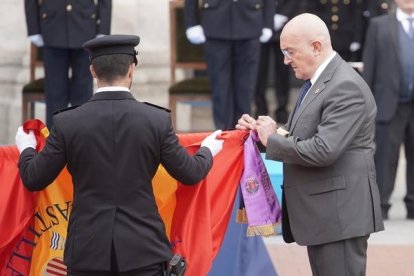 El alcalde de Valladolid, Jesús Julio Carnero, durante el acto de entrega de la Medalla de Oro de la Ciudad de Valladolid a la Policía Naciona