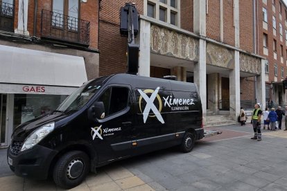 Primeras instalaciones de las luces de Navidad en el Paseo Zorrilla