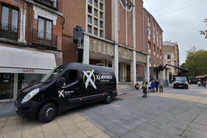 Primeras instalaciones de las luces de Navidad en el Paseo Zorrilla