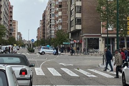 La Policía Municipal corta la calle Puente Colgante por el huracán 'Kirk'