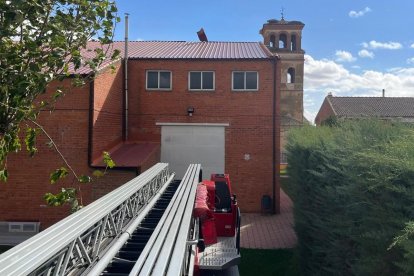 Desprendido de una chapa del caballete del tejado de un edificio en Medina del Campo