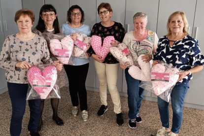 Voluntarias de la AECC de Zamora con los cojines que elaboran para las pacientes recién operadas de cáncer de mama.