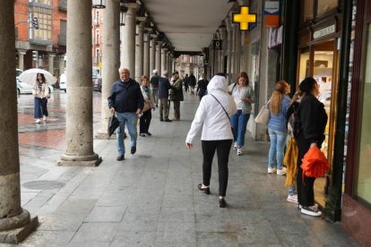 Viandantes paseando por la plaza de Fuente Dorada en la actualidad.