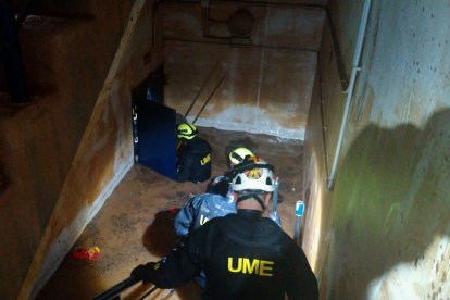 Bomberos de la Diputación de Valladolid y militares de la UME revisan el centro comercial Bonaire tras el paso de la DANA