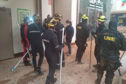 Bomberos de la Diputación de Valladolid y militares de la UME revisan el centro comercial Bonaire tras el paso de la DANA