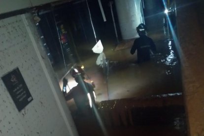 Bomberos de la Diputación de Valladolid y militares de la UME revisan el centro comercial Bonaire tras el paso de la DANA