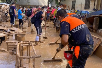 Javier Gamazo presta ayuda en uno de los pueblos afectados por la DANA