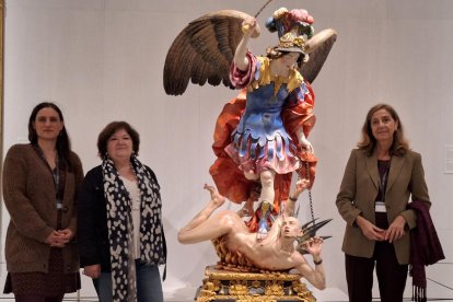 Virginia Albarrán Martín, Ana Loureiro Arias y Carmen García Frías junto a la escultura de Luisa Roldán.