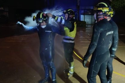 Jesús Ordax, Ángel González y Eduardo Martín tras la desinfección del Centro Comercial Bonaire