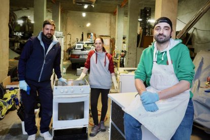 Jacob, Sofía y Javier, voluntarios que están limpiando electrodomésticos para llevarlos a Valencia y donarlos a gente