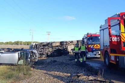 Imagen del accidente múltiple producido entre un tráiler y dos turismos