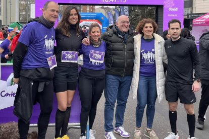 El equipo de Gobierno del Ayuntamiento de Valladolid, con el alcalde Jesús Julio Carnero y sus zapatillas blanquivioletas en el centro de la imagen