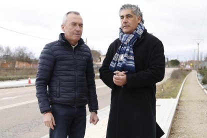 El concejal de Urbanismo de Valladolid, José Ignacio Zarandona, y el alcalde de Simancas, Alberto Plaza, visitan las obras en el carril bici.