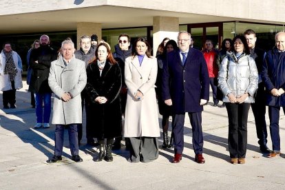 Concentración en las Cortes de Castilla y León, en repulsa del asesinato de un hombre en Viana de Cega y de otro en Palencia. ICAL