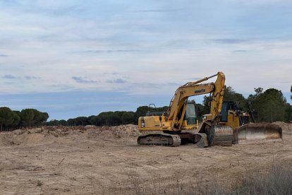 Maquinaria en la construcción de la U de Olmedo.