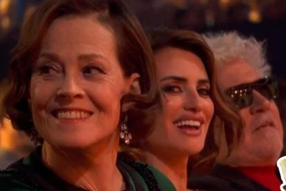 Imagen de archivo de Sigourney Weaver, Penélope Cruz y Pedro Almodóvar en los Premios Goya 2024