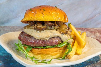 Imagen de la hamburguesa participante Lady Blue, de Brindis Burguer, en la calle de General Shelly.