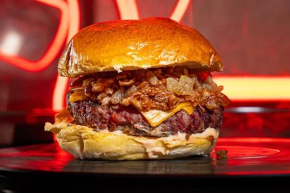 Imagen de la hamburguesa participante La C.D., de La Boca Agua, en la calle Puente Colgante.