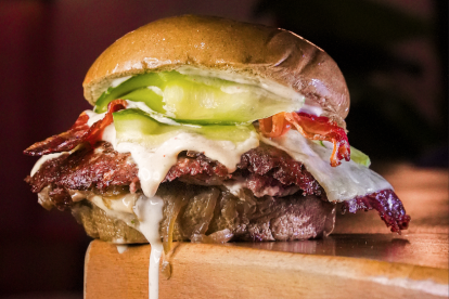 Imagen de la hamburguesa participante La Gloriosa, de La Loca Burguer, en la calle Francisco Zarandona.