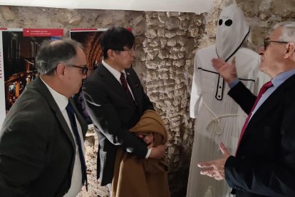 El presidente de la Junta de Semana Santa con el embajador de Japón ante la Santa Sede y José Luis Alonso Ponga