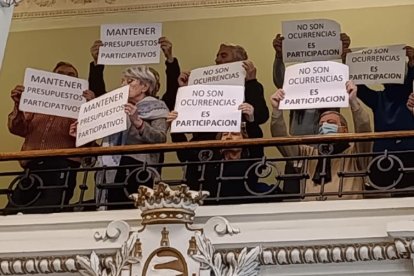 Los vecinos desplegando los carteles sobre los presupuestos participativos.