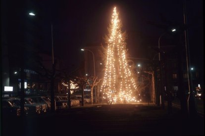 Árbol de navidad en la plaza de España en 1978