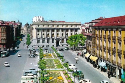 Postal de la plaza de España antes de peatonalizarse