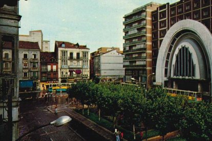 Postal de la plaza de España con el jardín central