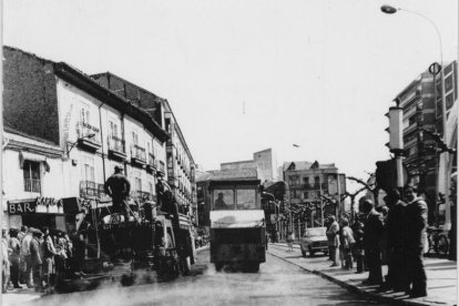Trabajos de asfaltado en los años 80 en la plaza de España de Valladolid