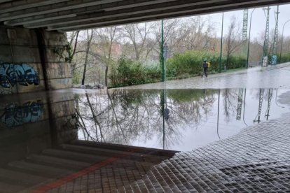 Cortado el tráfico en la calle Arzobispo José delicado por una balsa de agua bajo el puente Adolfo Suárez.