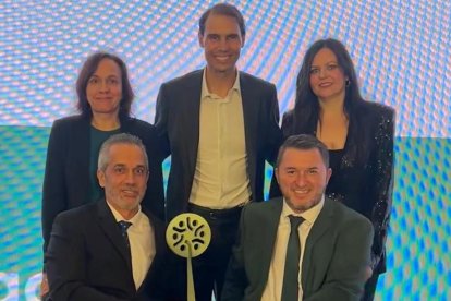 Los premiados muestran el galardón.