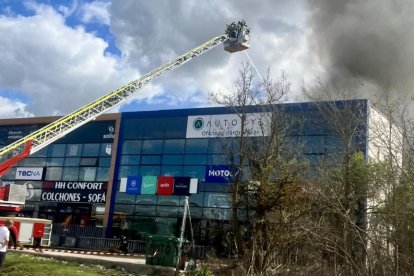 Efectivos de los Bomberos de la Diputación de Valladolid intervienen en un iIncendio en las oficinas de un concesionario en la N-601, en Zaratán (Valladolid)