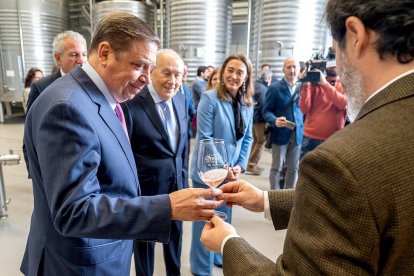 Planas prueba un rosado de Protos junto a Edmundo Bayón y María González Corral .